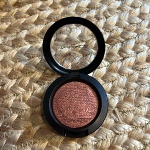 MAC extra dimension blush HARD TO GET